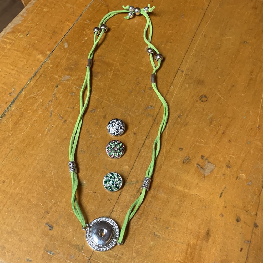 Green wrap bracelet with 3 interchangeable button designs - Picture 9 of 10